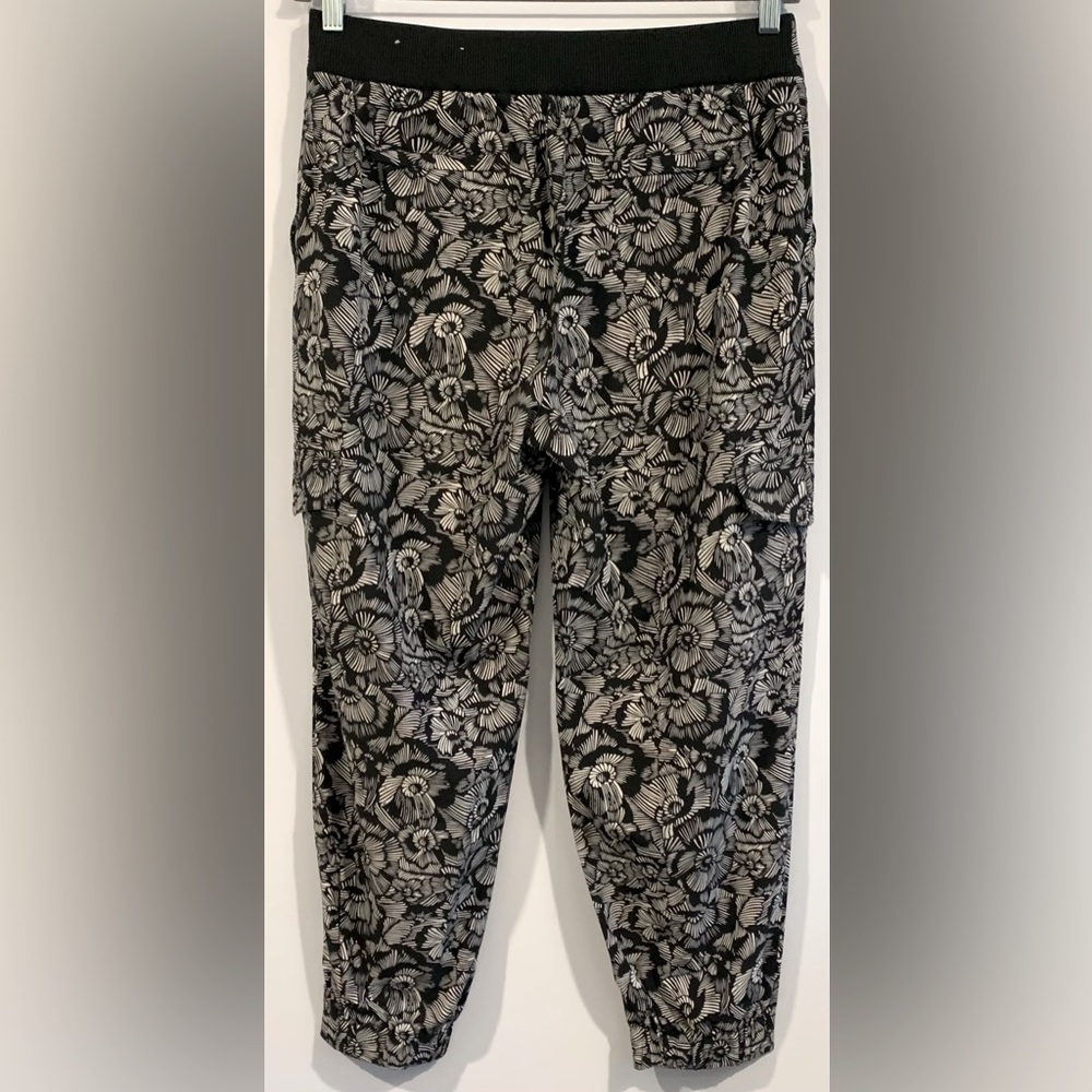Excellent Condition, Soft Surroundings “Go Lively” Floral Cargo Pant, Sz Medium - Picture 5 of 9